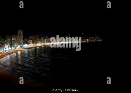 Beleuchtete Levante-Strand in der Nacht in Benidorm, Spanien Stockfoto