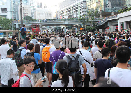 Hong Kong, 28. September 2014. Hong Kong-Proteste: Pro-demokratische Demonstranten blockieren Queensway, eine stark befahrene Straße in Hong Kong Credit: Robert SC Kemp/Alamy Live News Stockfoto