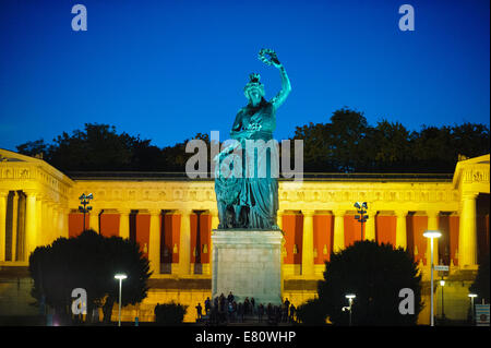 Das Oktoberfest in München ist das größte Bierfest der Welt. Die Gäste gehen herum Statue patron Bayern Stockfoto