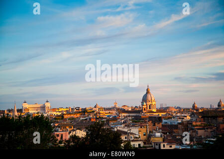 Skyline von Rom in der Abenddämmerung Stockfoto