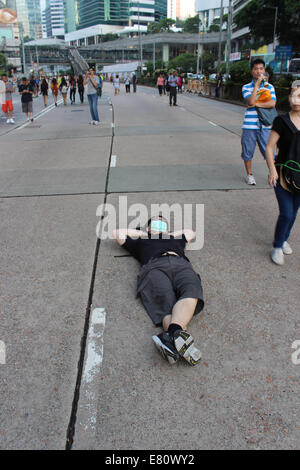 Hong Kong, 28. September 2014. Hong Kong-Proteste: Eine pro-Demokratie legt sich in Queensway, eine stark befahrene Straße in Hongkong, ganz am Anfang der Kampagne besetzen Straße Berufe Credit: Robert SC Kemp/Alamy Live News Stockfoto