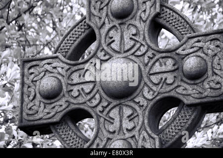 Nahaufnahme von Keltisches Kreuz Grabstein, Monochrom, Undercliffe Friedhof, Bradford. West Yorkshire. Stockfoto