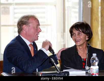 Parma, Italien. 27. Sep, 2014. Prinzessin Maria Teresa de Bourbon Parme und Prinz Carlos de Bourbon Parme während der Präsentation ihres Buches "Les Bourbon Parme, Une Famille Engagée Dans l ' Histoire" in der Biblioteca Palatina in Parma, Italien, 27. September 2014. Foto: Albert Nieboer/Niederlande OUT/Dpa/Alamy Live-Nachrichten Stockfoto