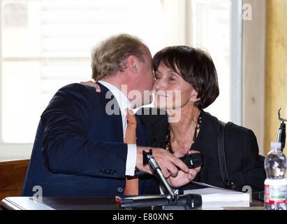 Parma, Italien. 27. Sep, 2014. Prinzessin Maria Teresa de Bourbon Parme und Prinz Carlos de Bourbon Parme während der Präsentation ihres Buches "Les Bourbon Parme, Une Famille Engagée Dans l ' Histoire" in der Biblioteca Palatina in Parma, Italien, 27. September 2014. Foto: Albert Nieboer/Niederlande OUT/Dpa/Alamy Live-Nachrichten Stockfoto