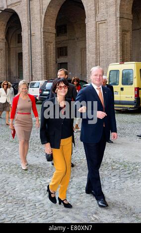 Parma, Italien. 27. Sep, 2014. Prinzessin Maria Teresa de Bourbon Parme und Prinz Carlos de Bourbon Parme kommen bei der Präsentation von ihrem Buch "Les Bourbon Parme, Une Famille Engagée Dans l ' Histoire" in der Biblioteca Palatina in Parma, Italien, 27. September 2014. Foto: Albert Nieboer/Niederlande OUT/Dpa/Alamy Live-Nachrichten Stockfoto