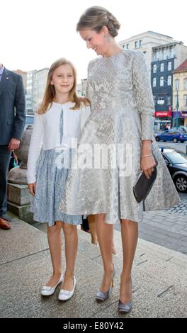 Antwerpen, Belgien. 27. Sep, 2014. Königin Mathilde und Prinzessin Elisabeth von Belgien besuchen die Genee International Ballet Competition an der Oper in Antwerpen, Belgien, 27. September 2014. Foto: Dpa/Patrick van Katwijk/Alamy Live News Stockfoto