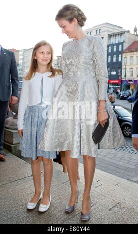 Antwerpen, Belgien. 27. Sep, 2014. Königin Mathilde und Prinzessin Elisabeth von Belgien besuchen die Genee International Ballet Competition an der Oper in Antwerpen, Belgien, 27. September 2014. Foto: Dpa/Patrick van Katwijk/Alamy Live News Stockfoto