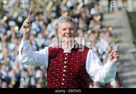 Münchens Herrn Bürgermeister Dieter Reiter (SPD) führt die Oktoberfest-Bands vor den Bayern an der traditionellen "Standkonzert" auf dem Oktoberfest 2014 in München (Bayern), Deutschland, 28. September 2014. Bildnachweis: Dpa picture Alliance/Alamy Live News Stockfoto