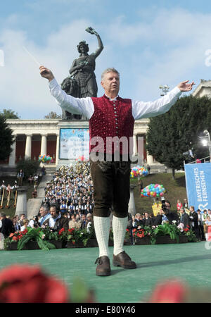 Münchens Herrn Bürgermeister Dieter Reiter (SPD) führt die Oktoberfest-Bands vor den Bayern an der traditionellen "Standkonzert" auf dem Oktoberfest 2014 in München (Bayern), Deutschland, 28. September 2014. Bildnachweis: Dpa picture Alliance/Alamy Live News Stockfoto