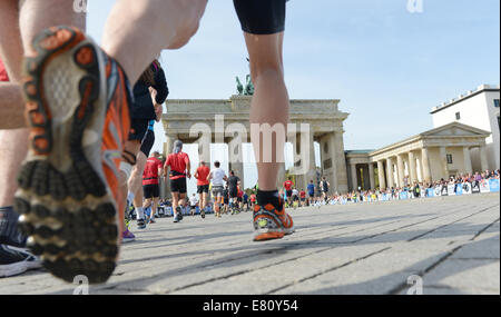 Berlin, Deutschland. 28. Sep, 2014. Viele Läufer laufen über den Pariser Platz nahe an der Ziellinie beim 41. Berlin-Marathon in Berlin, Deutschland, 28. September 2014. Rund 40.000 Läufer nahmen an der 41. Berlin Marathon begann und endete am Brandenburger Tor. Foto: RAINER JENSEN/Dpa/Alamy Live-Nachrichten Stockfoto