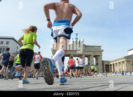 Berlin, Deutschland. 28. Sep, 2014. Viele Läufer laufen über den Pariser Platz nahe an der Ziellinie beim 41. Berlin-Marathon in Berlin, Deutschland, 28. September 2014. Rund 40.000 Läufer nahmen an der 41. Berlin Marathon begann und endete am Brandenburger Tor. Foto: RAINER JENSEN/Dpa/Alamy Live-Nachrichten Stockfoto