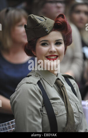 Verpassen Sie Scarlett Luxe (richtiger Name Sarah Wingrove) ein 50er Jahre Pin-up-Modell an der 10. internationalen London Tattoo Convention, Tobacco Dock, London. Stockfoto