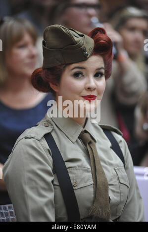 Verpassen Sie Scarlett Luxe (richtiger Name Sarah Wingrove) ein 50er Jahre Pin-up-Modell an der 10. internationalen London Tattoo Convention, Tobacco Dock, London. Stockfoto