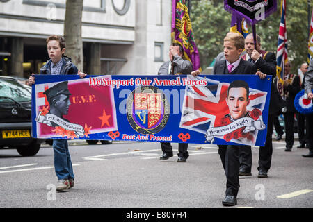 London, UK. 27. September 2014.  Herr Carson Memorial Parade marschieren durch zentrale London 2014 Credit: Guy Corbishley/Alamy Live News Stockfoto