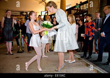 Antwerpen, Belgien. 27. Sep, 2014. Königin Mathilde und Prinzessin Elisabeth von Belgien besuchen die Genee International Ballet Competition an der Oper in Antwerpen, Belgien, 27. September 2014. Foto: Dpa/Patrick van Katwijk/Alamy Live News Stockfoto