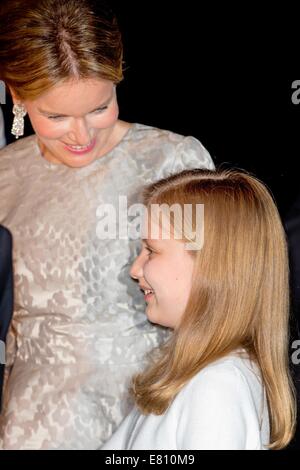 Antwerpen, Belgien. 27. Sep, 2014. Königin Mathilde und Prinzessin Elisabeth von Belgien besuchen die Genee International Ballet Competition an der Oper in Antwerpen, Belgien, 27. September 2014. Foto: Dpa/Patrick van Katwijk/Alamy Live News Stockfoto