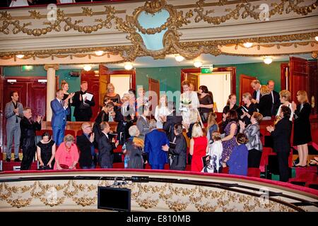 Antwerpen, Belgien. 27. Sep, 2014. Königin Mathilde und Prinzessin Elisabeth von Belgien besuchen die Genee International Ballet Competition an der Oper in Antwerpen, Belgien, 27. September 2014. Foto: Dpa/Patrick van Katwijk/Alamy Live News Stockfoto