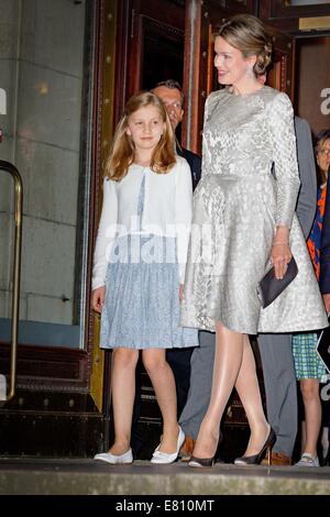 Antwerpen, Belgien. 27. Sep, 2014. Königin Mathilde und Prinzessin Elisabeth von Belgien besuchen die Genee International Ballet Competition an der Oper in Antwerpen, Belgien, 27. September 2014. Foto: Dpa/Patrick van Katwijk/Alamy Live News Stockfoto