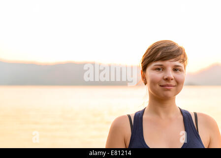 Morgen-Porträt einer Frau auf einem Hintergrund von Meer und Bergen Stockfoto