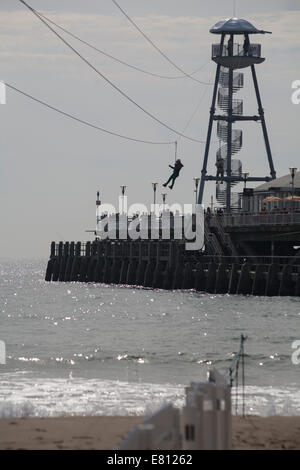 Bournemouth, Dorset, Großbritannien. September 2014. Massen fahren zum Bournemouth Beach, um das Beste aus dem warmen, sonnigen Wetter zu machen. Die Leute sind daran interessiert, auf dem neu eröffneten Pier Zipwire zu gehen Kredit: Carolyn Jenkins/Alamy Live News Stockfoto