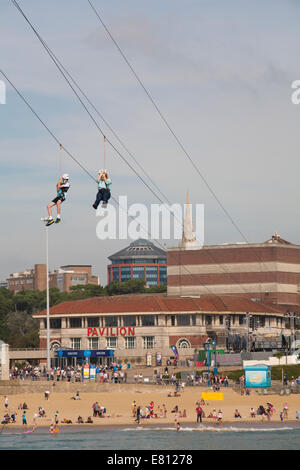 Bournemouth, Dorset, Großbritannien. September 2014. Massen fahren zum Bournemouth Beach, um das Beste aus dem warmen, sonnigen Wetter zu machen. Die Leute sind daran interessiert, auf dem neu eröffneten Pier Zipwire zu gehen Kredit: Carolyn Jenkins/Alamy Live News Stockfoto