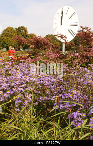 Bruton, Somerset UK. Schönstem Herbstwetter am letzten Wochenende im September brachte viele Besucher in die Hauser & Wirth Gärten in ihrer Galerie in Bruton Somerset, Großbritannien. Die Gärten wurden durch niederländische Landschaftsarchitekt Piet Oudolf gestaltet und umfassen Anris "getaktet Perspective". Stockfoto