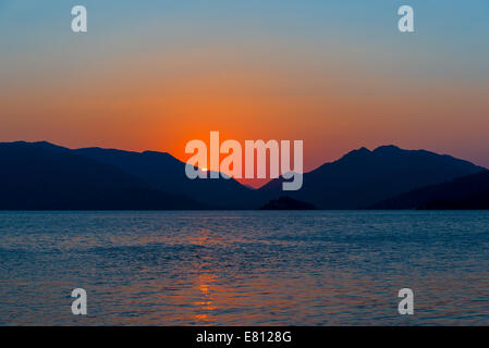 schöne Seenlandschaft. Sonnenaufgang über dem ruhigen Meer Stockfoto