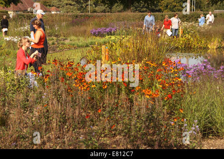 Bruton, Somerset UK schönstem Herbstwetter am letzten Wochenende im September brachte viele Besucher in die Hauser & Wirth Gärten in ihrer Galerie in Bruton Somerset, Großbritannien. Die Gärten wurden von niederländischen Landschaftsarchitekt Piet Oudolf gestaltet. Stockfoto