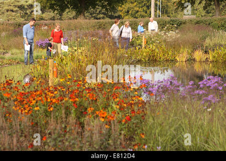 Bruton, Somerset UK.  Schönstem Herbstwetter am letzten Wochenende im September brachte viele Besucher in die Hauser & Wirth Gärten in ihrer Galerie in Bruton Somerset, Großbritannien. Die Gärten wurden von niederländischen Landschaftsarchitekt Piet Oudolf gestaltet. Stockfoto