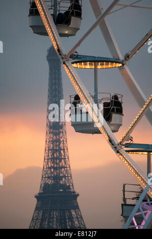 Frankreich, Paris, Riesenrad auf Weihnachten, Place De La Concord, Eiffelturm Stockfoto