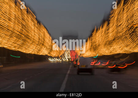 Frankreich, Paris, Weihnachtsbeleuchtung entlang der Champs Elysees, Arc de Triomphe Stockfoto