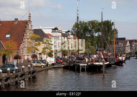 Schiffe in den historischen Hafen und der Stadstimmerwerf in der Stadt von Leiden, Niederlande Stockfoto