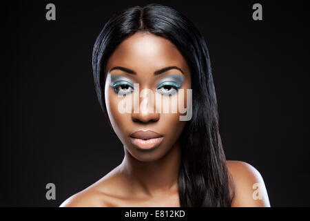 Schöne junge schwarze Frau mit Make-up und langes Haar Stockfoto