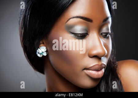 Schöne junge schwarze Frau mit Make-up Stockfoto