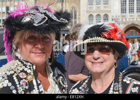 Guildhall Hof, London, UK. 28. September 2014. Zwei Pearly Queens in den jährlichen London Pearly Kings & Königinnen Gesellschaft costermonger Erntedankfest Parade Dienst statt in Guildhall Hof. Bildnachweis: Matthew Chattle/Alamy Live-Nachrichten Stockfoto