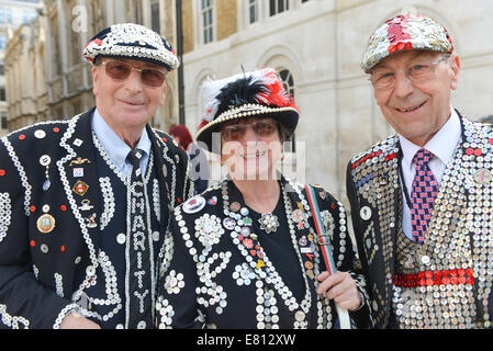 Guildhall Hof, London, UK. 28. September 2014. Drei Pearlys in den jährlichen London Pearly Kings & Königinnen Gesellschaft costermonger Erntedankfest Parade Dienst statt in Guildhall Hof. Bildnachweis: Matthew Chattle/Alamy Live-Nachrichten Stockfoto