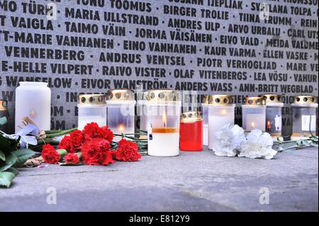 Tallinn. 28. Sep, 2014. Blumen und Kerzen sind legte am Denkmal Standort außerhalb der Altstadt von Tallinn auf 28. September 2014, zu Commemotate des 20. Jubiläum von der Fähre Estland sank. Die Fähre Estland sank in der Ostsee in der Nähe von Stockholm, am Anfang 28. September 2014, wenn es Enroute aus Tallinn, Estland nach Stockholm, mit 852 Personen war, die als "Baltic-Titanic" Tragödie gesehen worden ist. Bildnachweis: Viktor Vesterinen/Xinhua/Alamy Live-Nachrichten Stockfoto
