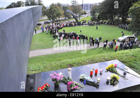 Tallinn. 28. Sep, 2014. Blumen und Kerzen sind legte am Denkmal Standort außerhalb der Altstadt von Tallinn auf 28. September 2014, zu Commemotate des 20. Jubiläum von der Fähre Estland sank. Die Fähre Estland sank in der Ostsee in der Nähe von Stockholm, am Anfang 28. September 2014, wenn es Enroute aus Tallinn, Estland nach Stockholm, mit 852 Personen war, die als "Baltic-Titanic" Tragödie gesehen worden ist. Bildnachweis: Viktor Vesterinen/Xinhua/Alamy Live-Nachrichten Stockfoto