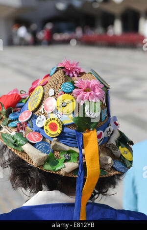 Guildhall Hof, London, UK. 28. September 2014.  Morris Dancers bei der jährlichen London Pearly Kings & Königinnen Gesellschaft costermonger Erntedankfest Parade Service statt in Guildhall Hof. Bildnachweis: Matthew Chattle/Alamy Live-Nachrichten Stockfoto