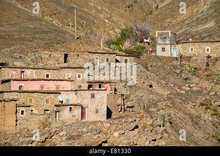 Horizontale Ansicht eines kleinen Lehmziegeln Dorf eingebettet im hohen Atlas-Gebirge in Marokko. Stockfoto