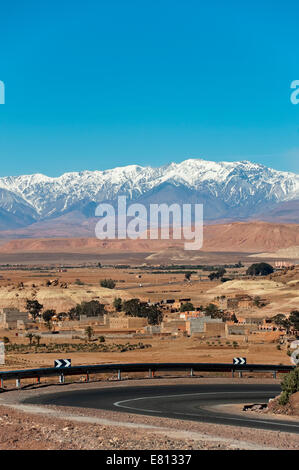 Vertikale Ansicht der Kurve auf der N9-Autobahn durch die Mid und High Atlas Mountain range in Marokko. Stockfoto