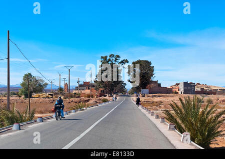 Horizontale Ansicht eines Dorfes auf der N9-Autobahn im Atlas-Gebirge in Marokko. Stockfoto
