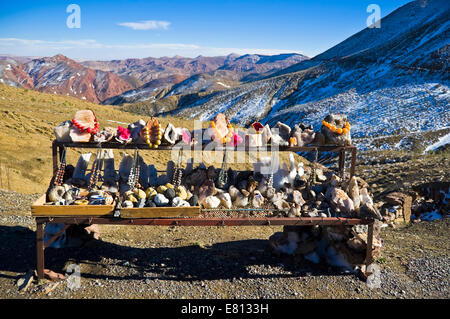 Horizontale Nahaufnahme von einem Stall zu verkaufen Schmuck am Straßenrand im hohen Atlas-Gebirge in Marokko. Stockfoto