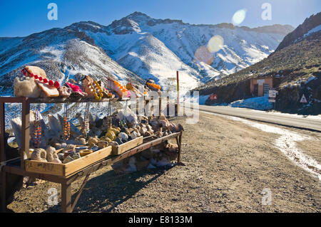 Horizontale Nahaufnahme von einem Stall zu verkaufen Schmuck am Straßenrand im hohen Atlas-Gebirge in Marokko. Stockfoto