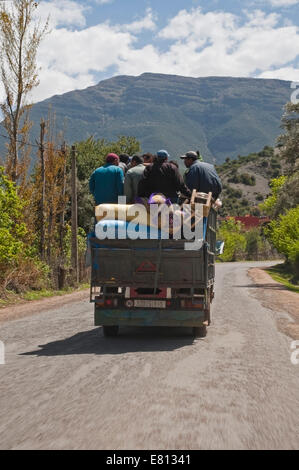 Vertikale Ansicht eine überladene Lkw durch den hohen Atlas Gebirge in Marokko reisen. Stockfoto