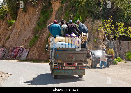 Horizontale Ansicht eine überladene Lkw durch den hohen Atlas Gebirge in Marokko reisen. Stockfoto