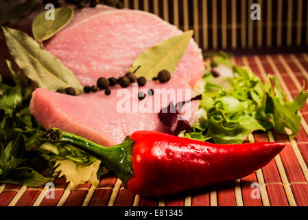 In Scheiben geschnitten, rohes Fleisch und Pfeffer. Stockfoto