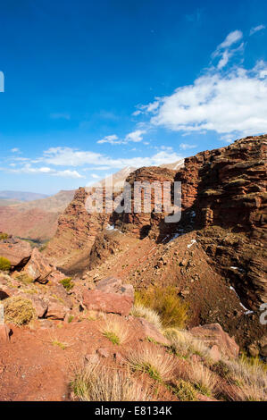 Vertikale Ansicht der rote Sandstein-Klippen im hohen Atlas-Gebirge in Marokko. Stockfoto