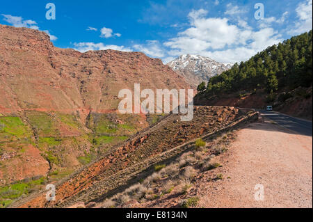 Horizontale Ansicht der rote Sandstein-Klippen im hohen Atlas-Gebirge in Marokko. Stockfoto