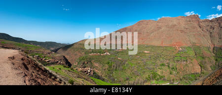 Horizontale (2 Bild Heftung) Panoramablick auf den terrassierten Hang im hohen Atlas-Gebirge in Marokko. Stockfoto